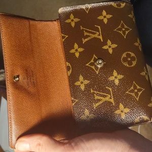 Authentic Louis Vuitton Passport Snap mono wallet
